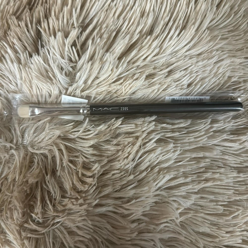 Mac- eye shadow brush-239s